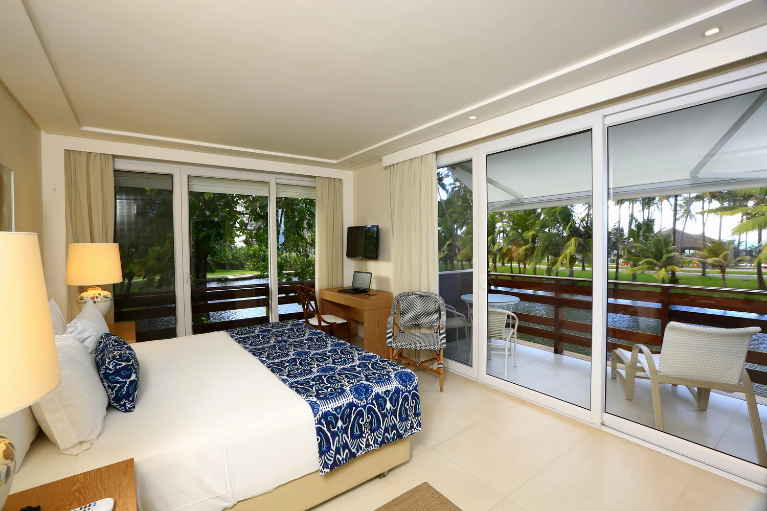 Apartamento Luxo Varanda do Jatiúca, com cama de casal, portas de vidro e varanda voltada ao jardim.