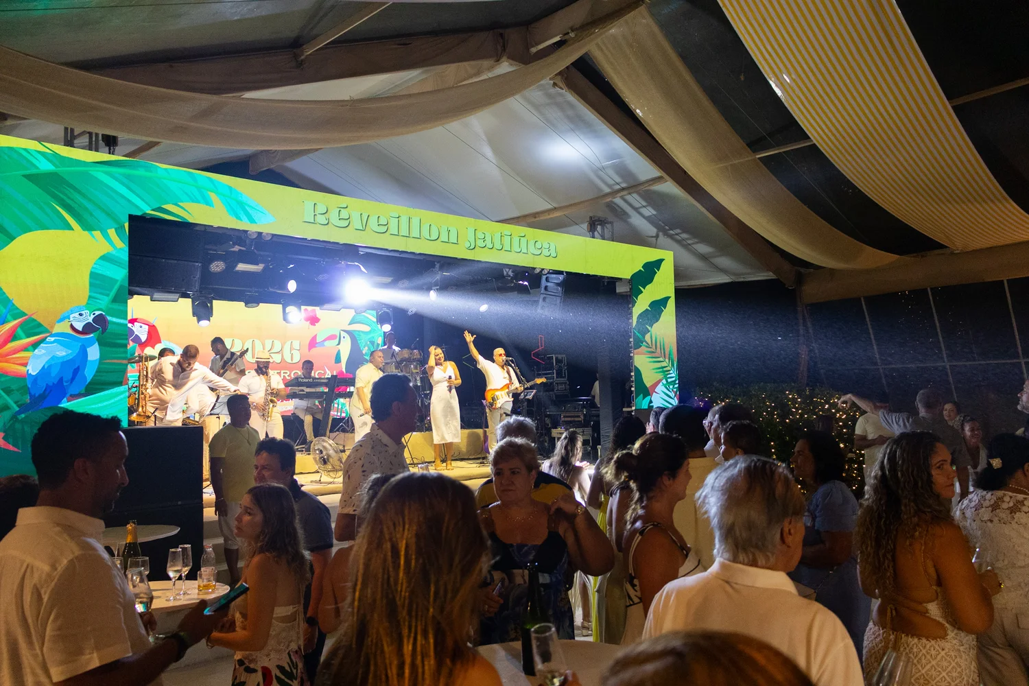 Banda e convidados dançando no Réveillon Jatiúca 2025/26.